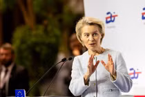 Bà Ursula von der Leyen phát biểu với giới truyền thông trong cuộc họp báo tại Trung tâm Đoàn kết Châu Âu ở Gdansk, Ba Lan. Ảnh: Getty.