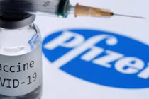 Việc gia hạn vaccine COVID-19 của Pfizer đã từng có tiền lệ và tuân thủ quy trình nghiêm ngặt (Ảnh: FT)