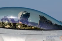 Ảnh chụp một phi công đang ngồi trong buồng lái của máy bay phản lực chiến đấu F-16. Ảnh: Getty.