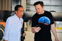 Tổng thống Indonesia Joko Widodo nói chuyện với CEO Tesla Elon Musk ở Texas, Mỹ năm 2022 (Ảnh: Reuters)