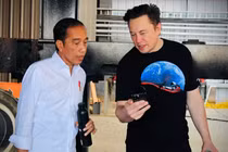 Tổng thống Indonesia Joko Widodo nói chuyện với CEO Tesla Elon Musk ở Texas, Mỹ năm 2022 (Ảnh: Reuters)