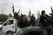 Các thành viên của phe đối lập vũ trang ăn mừng chiến thắng tại Damascus, Syria vào ngày 8/12. Ảnh: Getty.