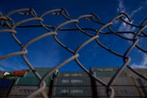 Các container vận chuyển của Trung Quốc tại cảng Oakland, khi căng thẳng thương mại leo thang do thuế quan của Mỹ với Trung Quốc. Ảnh: Reuters.