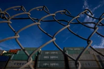 Các container vận chuyển của Trung Quốc tại cảng Oakland, khi căng thẳng thương mại leo thang do thuế quan của Mỹ với Trung Quốc. Ảnh: Reuters.