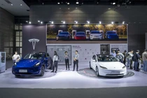 Giá xe điện, chẳng hạn như xe do Tesla sản xuất, đang giảm (Ảnh: Bloomberg)