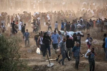 Người dân mang hàng cứu trợ từ Quỹ Nhân đạo Gaza (GHF) vào ngày 8/6. Ảnh: Getty.