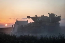 Pháo tự hành của Israel được triển khai tới biên giới với Gaza, gần Sderot (Ảnh: DPA)