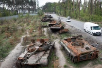 Những chiếc xe tăng Nga bị tiêu diệt ở làng Dmitrivka, gần Kiev, Ukraine (Ảnh: AP)