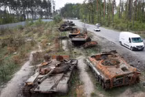 Những chiếc xe tăng Nga bị tiêu diệt ở làng Dmitrivka, gần Kiev, Ukraine (Ảnh: AP)