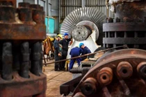 Các kỹ thuật viên Cuba đang nỗ lực khôi phục lưới điện sau khi nó bị sập hôm 18/10 (Ảnh: Granma)