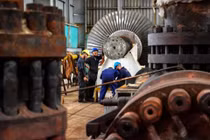 Các kỹ thuật viên Cuba đang nỗ lực khôi phục lưới điện sau khi nó bị sập hôm 18/10 (Ảnh: Granma)