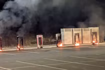 Các trạm sạc của Tesla ở Littleton bị đốt phá. Ảnh: Ifeng.