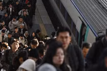 Hành khách xuống tàu tại ga xe lửa ở Seoul, Hàn Quốc vào ngày 6/12. Ảnh: AFP.