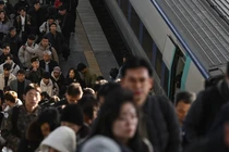 Hành khách xuống tàu tại ga xe lửa ở Seoul, Hàn Quốc vào ngày 6/12. Ảnh: AFP.