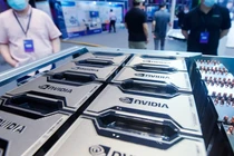 Khách hàng xem sản phẩm của Nvidia ở Hàng Châu, Trung Quốc (Ảnh: AP)