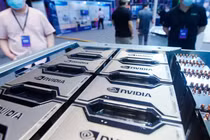 Khách hàng xem sản phẩm của Nvidia ở Hàng Châu, Trung Quốc (Ảnh: AP)