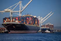 Một tàu chở hàng chứa đầy các container vận chuyển được nhìn thấy tại cảng Oakland, California, Mỹ ngày 4/8. Ảnh: Reuters.