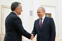 Tổng thống Nga Vladimir Putin (phải) chào đón đặc phái viên của Tổng thống Mỹ Donald Trump, Steve Witkoff, trong cuộc họp tại Moscow, Nga ngày 25/4. Ảnh: Reuters.