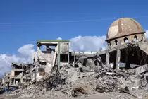 Các tòa nhà bị phá hủy bởi cuộc không kích của Israel tại Khan Yunis, Gaza vào ngày 13/12. Ảnh: Getty.