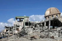 Các tòa nhà bị phá hủy bởi cuộc không kích của Israel tại Khan Yunis, Gaza vào ngày 13/12. Ảnh: Getty.