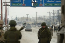 Các sĩ quan Quân cảnh Nga đứng trên đường ở thành phố Maarat al-Numan, nằm trên quốc lộ M5, cách Idlib, Syria 33 km về phía Nam (Ảnh: Sputnik)