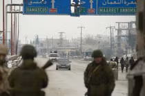 Các sĩ quan Quân cảnh Nga đứng trên đường ở thành phố Maarat al-Numan, nằm trên quốc lộ M5, cách Idlib, Syria 33 km về phía Nam (Ảnh: Sputnik)