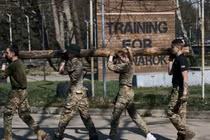 Tân binh Ukraina trải qua huấn luyện quân sự (Ảnh: Getty)