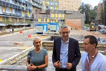 Đại sứ Đức Martin Jager (giữa) gần bệnh viện nhi Okhmatdet ở Kiev sau khi nó bị trúng tên lửa hồi tháng 7 (Ảnh: Getty)