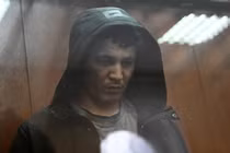 Nghi phạm Yakubjoni Yusufzoda trong phiên điều trần trước khi xét xử tại tòa án quận Basmanny, ở Moscow, Nga (Ảnh: Sputnik)