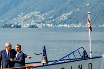 Ngoại trưởng Italy Antonio Tajani (trái) và người đồng cấp Thụy Sĩ Ignazio Cassis tại Ascona, Thụy Sĩ, ngày 12/8 (Ảnh: AFP)