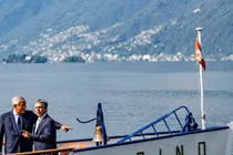 Ngoại trưởng Italy Antonio Tajani (trái) và người đồng cấp Thụy Sĩ Ignazio Cassis tại Ascona, Thụy Sĩ, ngày 12/8 (Ảnh: AFP)