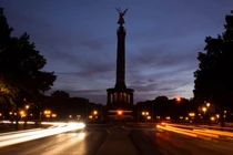 Đài Victoria Column ở Berlin, Đức không còn được thắt sáng lộng lẫy để tiết kiệm điện (Ảnh: Zuma Press)