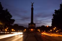 Đài Victoria Column ở Berlin, Đức không còn được thắt sáng lộng lẫy để tiết kiệm điện (Ảnh: Zuma Press)