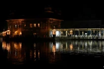 Toàn cảnh Đền Vàng trong thời gian mất điện giữa lúc căng thẳng biên giới gia tăng, tại Amritsar vào ngày 9/5. Ảnh: AFP.