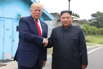 Ông Donald Trump và ông Kim Jong-un trong cuộc gặp tại Khu phi quân sự chia cắt hai miền Triều Tiên. Ảnh: Getty.