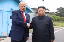 Ông Donald Trump và ông Kim Jong-un trong cuộc gặp tại Khu phi quân sự chia cắt hai miền Triều Tiên. Ảnh: Getty.