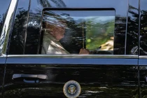 Tổng thống Mỹ Donald Trump đang nhìn vào điện thoại di động khi rời khỏi câu lạc bộ golf ở Virginia vào trong hôm 31/8. Ảnh: NYTimes.