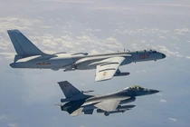 Chiến đấu cơ Đài Loan bám đuôi máy bay ném bom của Trung Quốc ở Eo biển Đài Loan trong năm 2020 (Ảnh: Handout)