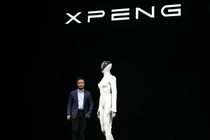 He Xiaopeng, đồng sáng lập kiêm chủ tịch của hãng sản xuất xe điện Trung Quốc Xpeng, ra mắt robot hình người Iron thế hệ tiếp theo của công ty. Ảnh: AFP.