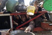 Người dân ở Gaza tại một điểm phát thức ăn miễn phí. Ảnh: Reuters.