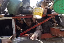 Người dân ở Gaza tại một điểm phát thức ăn miễn phí. Ảnh: Reuters.