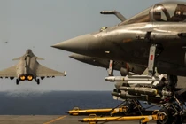 Máy bay chiến đấu Rafale của Pháp trên tàu sân bay Charles De Gaulle. Ảnh: Military Watch.