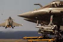 Máy bay chiến đấu Rafale của Pháp trên tàu sân bay Charles De Gaulle. Ảnh: Military Watch.