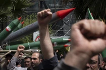 Tên lửa giả được trưng bày trong một cuộc biểu tình ở trung tâm thành phố Tehran, Iran, vào ngày 9/4. Ảnh: Getty.