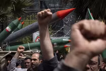 Tên lửa giả được trưng bày trong một cuộc biểu tình ở trung tâm thành phố Tehran, Iran, vào ngày 9/4. Ảnh: Getty.