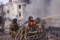 Lính cứu hỏa dập tắt một đám cháy sau cuộc tấn công bằng tên lửa của Nga vào Sumy, Ukraine vào ngày 13/4. Ảnh: Getty.