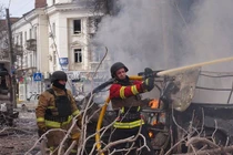 Lính cứu hỏa dập tắt một đám cháy sau cuộc tấn công bằng tên lửa của Nga vào Sumy, Ukraine vào ngày 13/4. Ảnh: Getty.