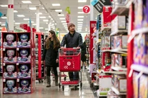 Người tiêu dùng chi tiêu mạnh tay là động lực giúp GDP Mỹ tăng trưởng cao hơn kỳ vọng trong quý 3 (Ảnh: Reuters)