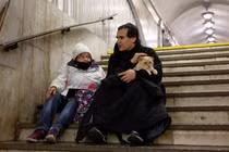 Người dân Ukraine trú ẩn bên trong ga tàu điện ngầm trong cuộc tấn công của Nga vào Kiev ngày 28/11. Ảnh: Reuters.