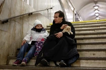 Người dân Ukraine trú ẩn bên trong ga tàu điện ngầm trong cuộc tấn công của Nga vào Kiev ngày 28/11. Ảnh: Reuters.